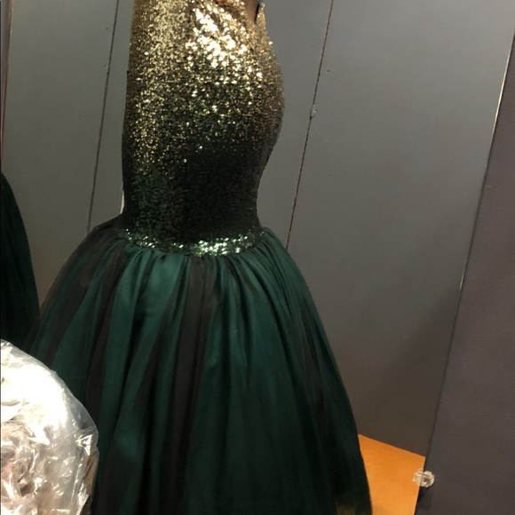 Beautiful, vibrant gold and emerald dress. - Picture 5 of 9